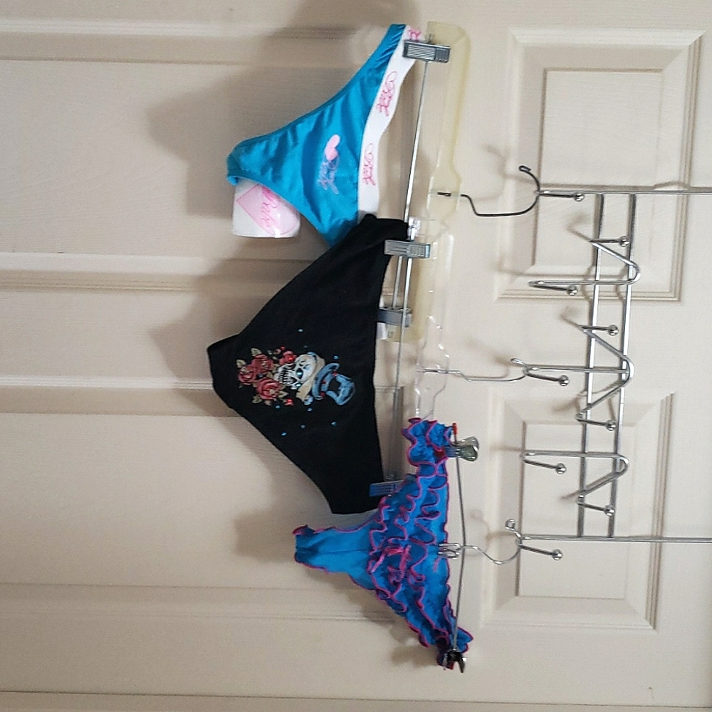 100% babe 3 pairs of panties gem skull, frilly, sport